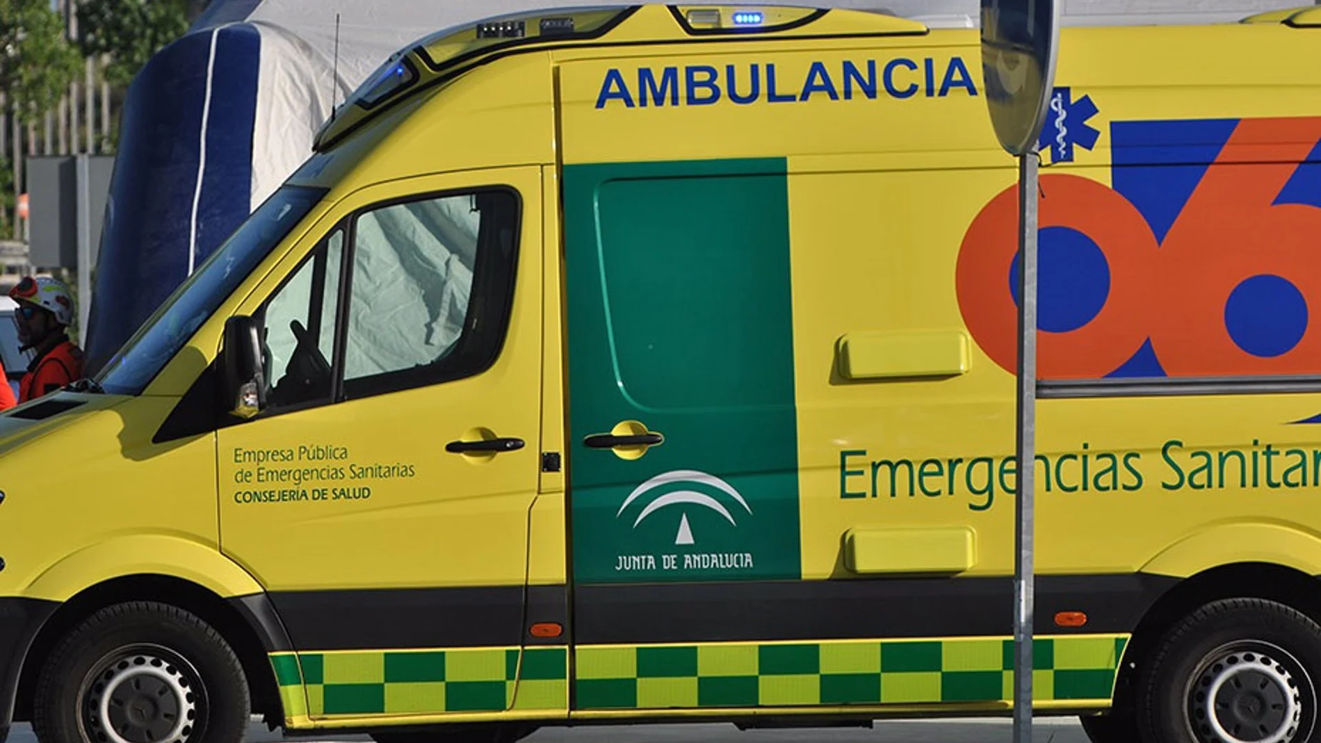 Dos fallecidos al volcar un camión cargado de cebollas en el tramo de la A-92G de Santa Fe (Granada)