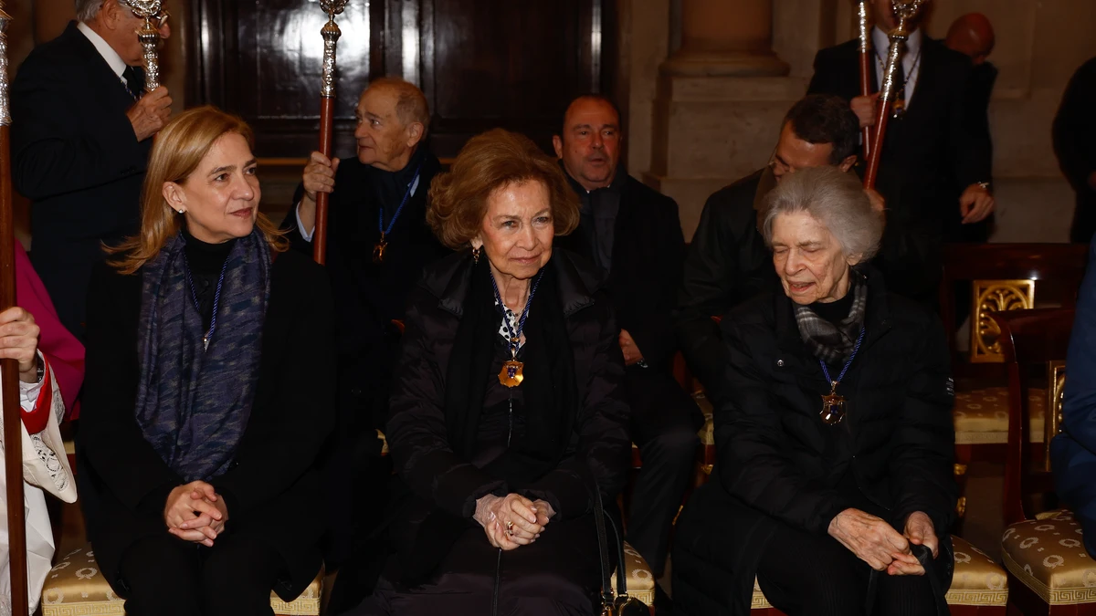 La Reina Sofía recibida entre aplausos tras acudir a la procesión del Cristo de los Alabarderos de Madrid
