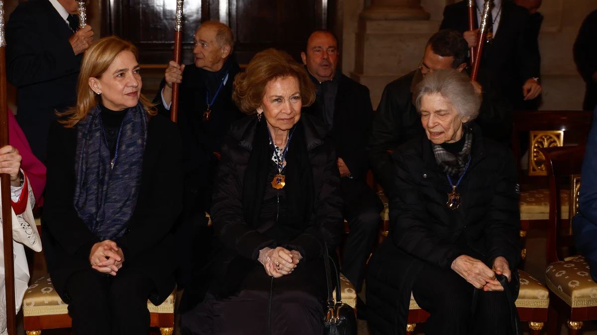 La Reina Sofía demuestra sofisticación (y respeta el protocolo) este Viernes Santo acompañada de la Infanta Cristina e Irene de Grecia