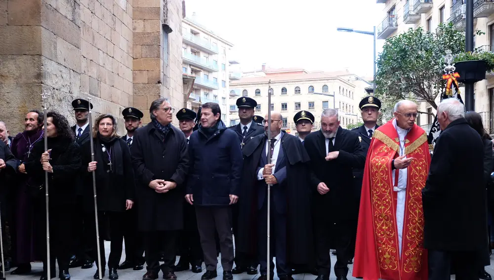 . El presidente de la Junta de Castilla y León, Alfonso Fernández Mañueco, asiste a la procesión del Nazareno a su salida de la iglesia de San Julián