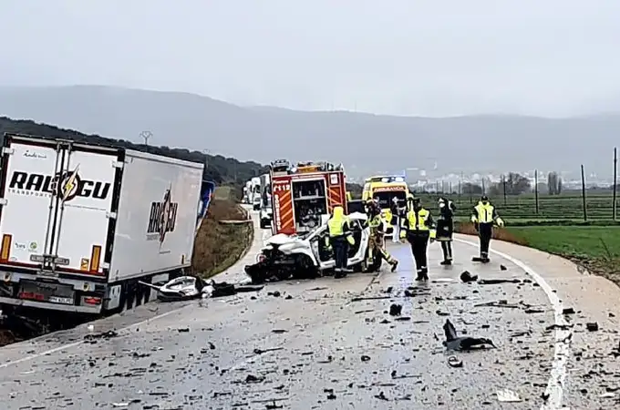 Tragedia en la carretera: Dos jóvenes pierden la vida tras colisionar su coche contra un camión en Soria