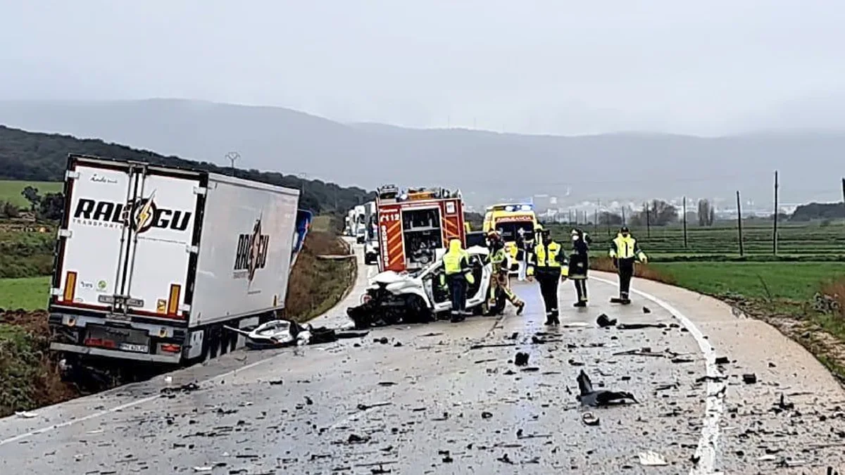 Tragedia en la carretera: Tres personas pierden la vida tras colisionar su coche contra un camión en Soria