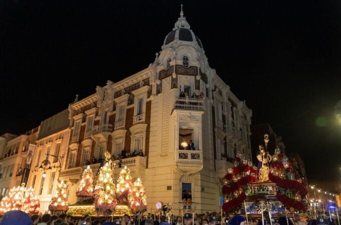 S.Santa.- El Encuentro marrajo abarrota la plaza de El Lago en la gran madrugada de la Semana Santa de Cartagena