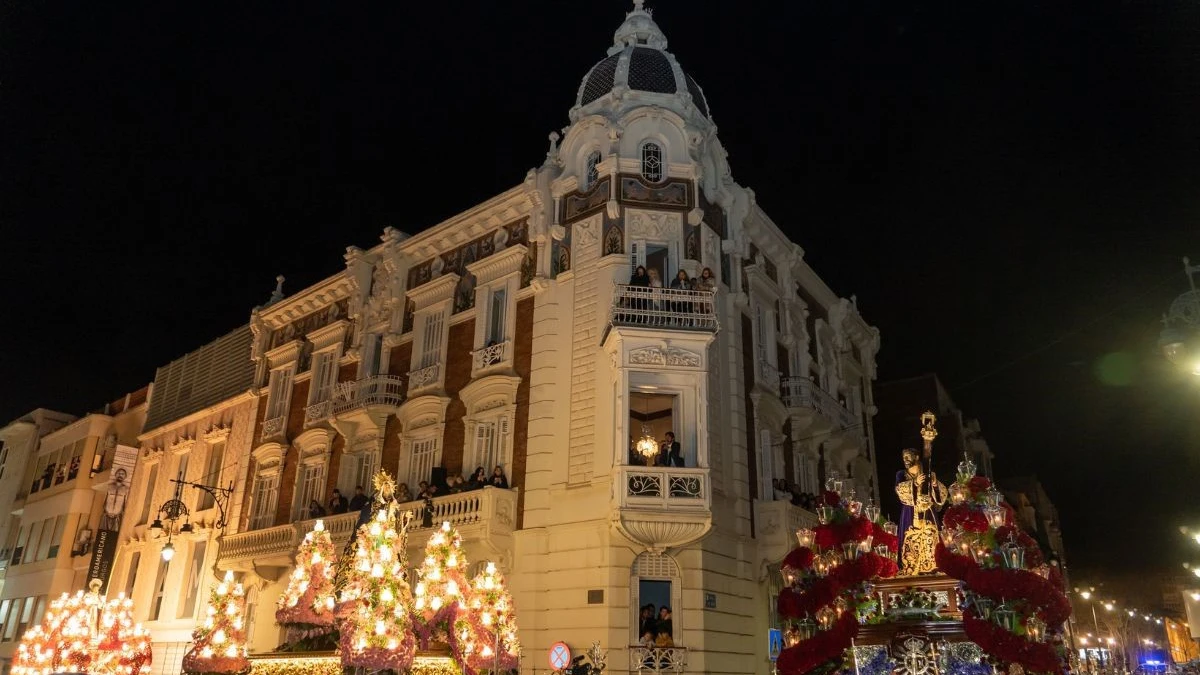 El Encuentro marrajo abarrota la plaza de El Lago en la gran madrugada de la Semana Santa de Cartagena