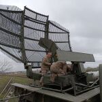 Los efectivos del destacamento «Tigru» junto al radar de vigilancia