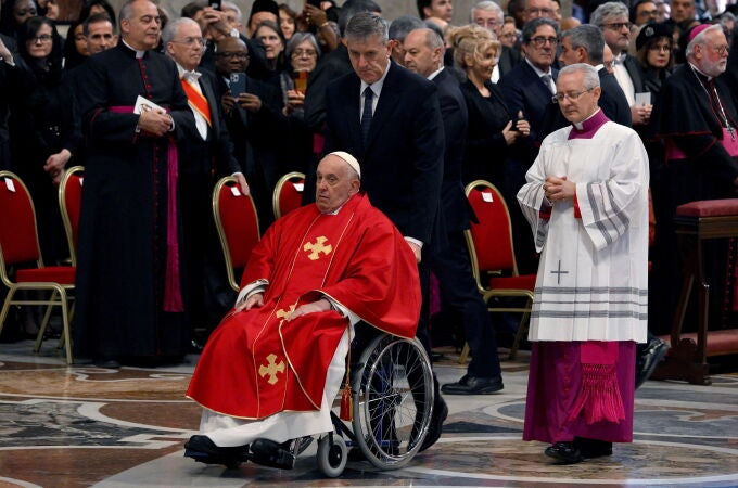 El Papa durante la celebración de la misa de Viernes Santo