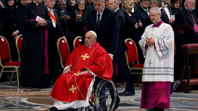El Papa durante la celebración de la misa de Viernes Santo