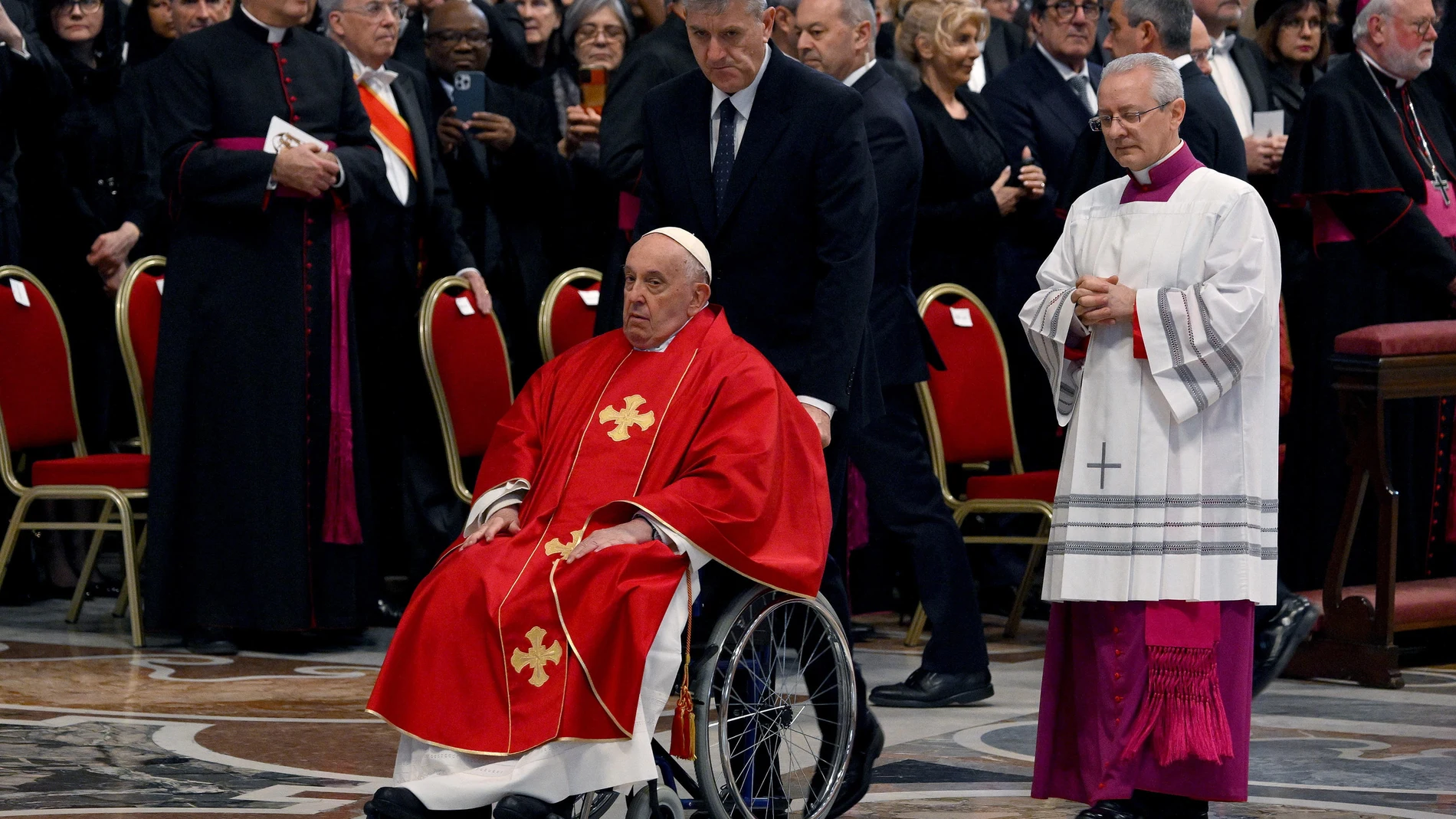 Vatican City (Italy), 29/03/2024.- Pope Francis (L) arrives to celebrate Good Friday Mass for the Passion of the Lord at St. Peter's Basilica in the Vatican, 29 March 2024. (Papa, Italia) EFE/EPA/ETTORE FERRARI