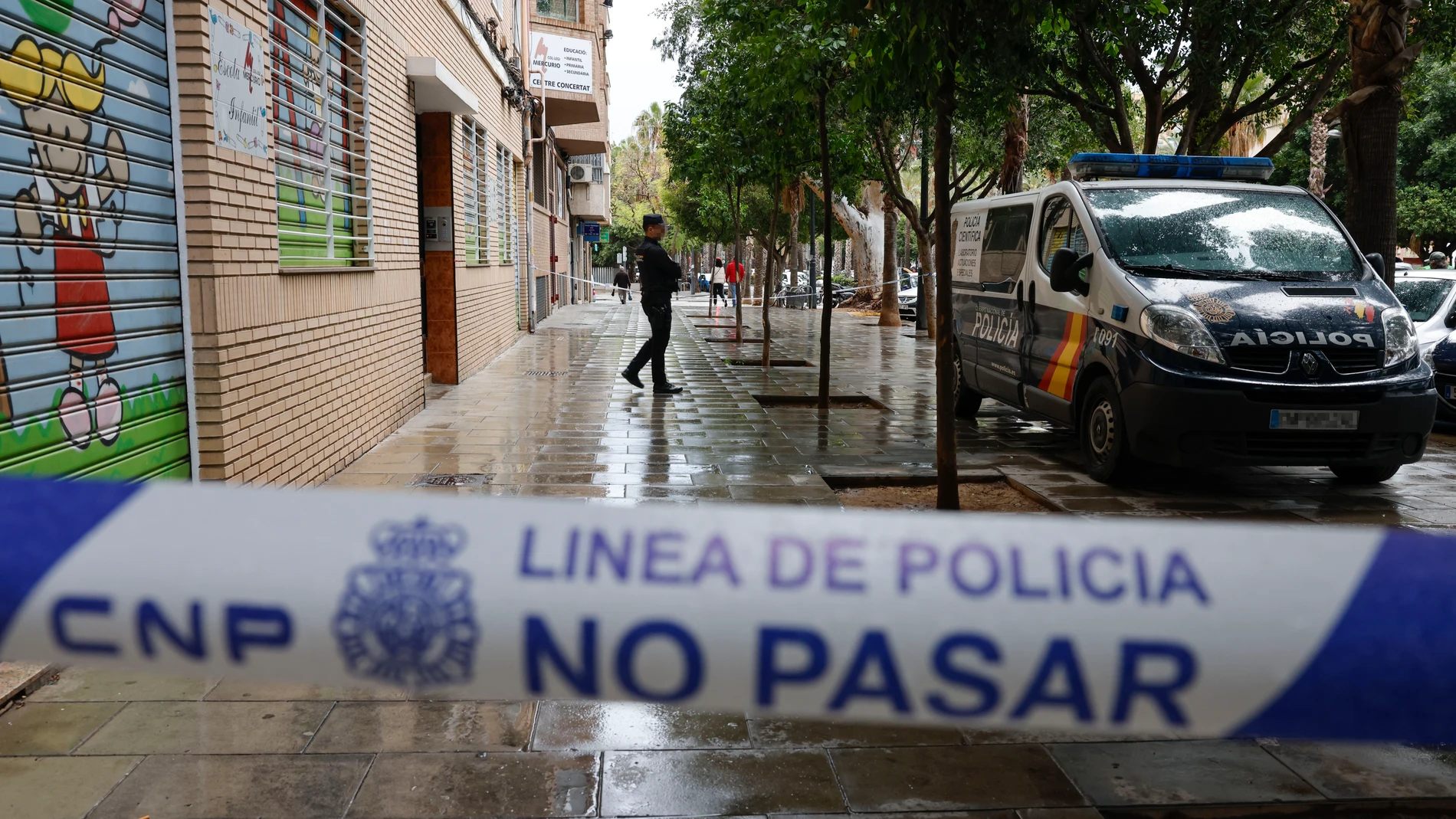 VALENCIA, 29/03/2024.- La Policía Nacional investiga la muerte violenta de un hombre ocurrida en la tarde de este viernes en un domicilio del distrito de Tránsits de València. EFE/ Ana Escobar