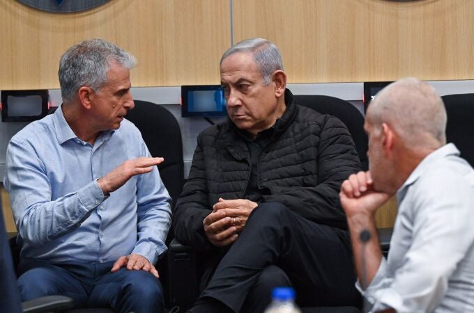El primer ministro israelí, Benjamin Netanyahu, junto a dos miembros del Gabinete