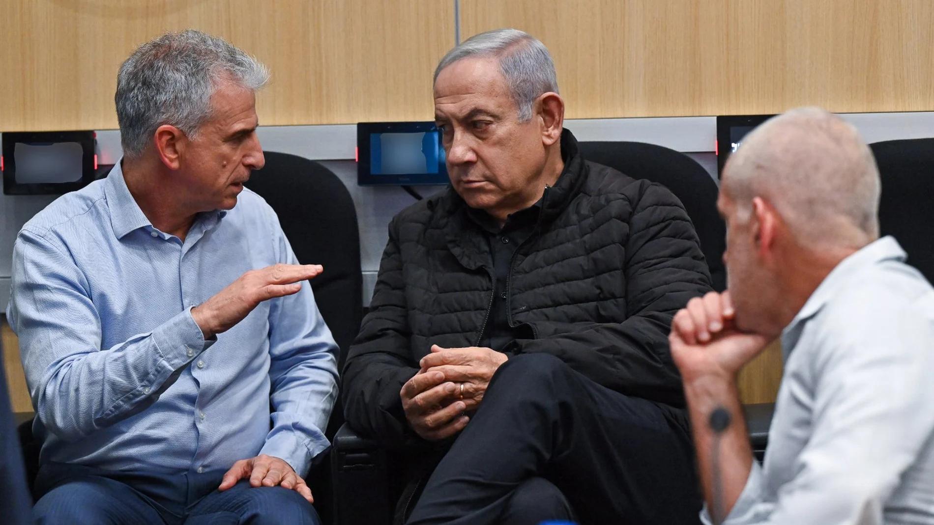El primer ministro israelí, Benjamin Netanyahu, junto a dos miembros del Gabinete