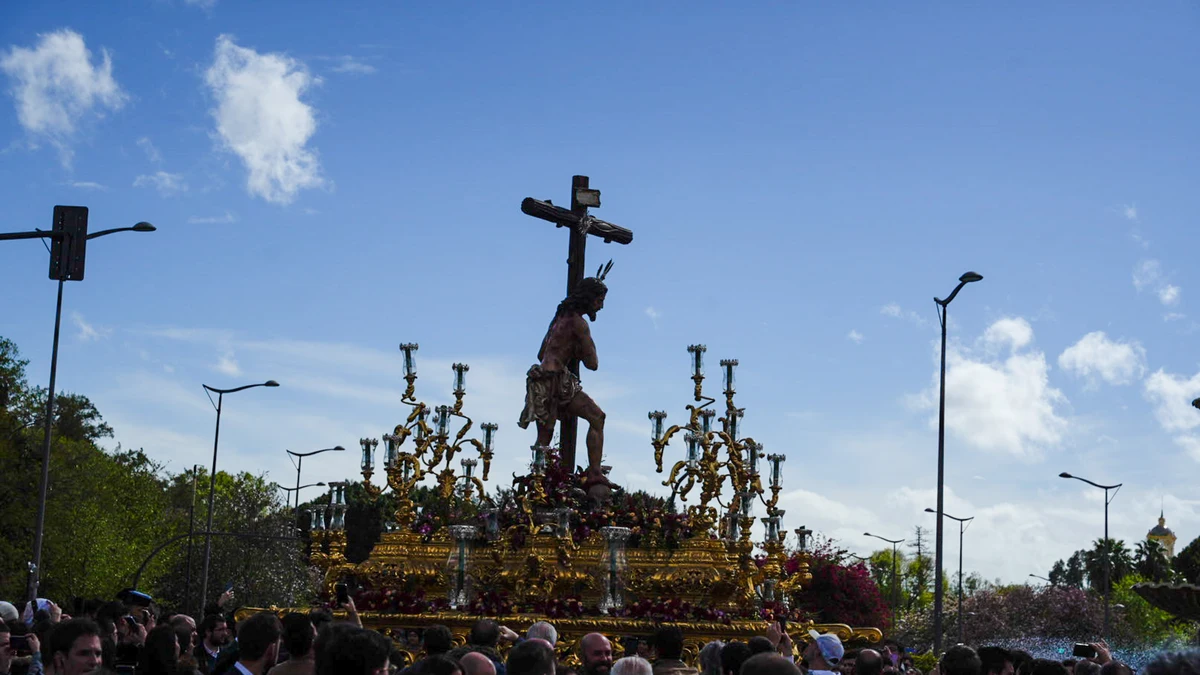 El Sábado Santo da una tregua en Sevilla