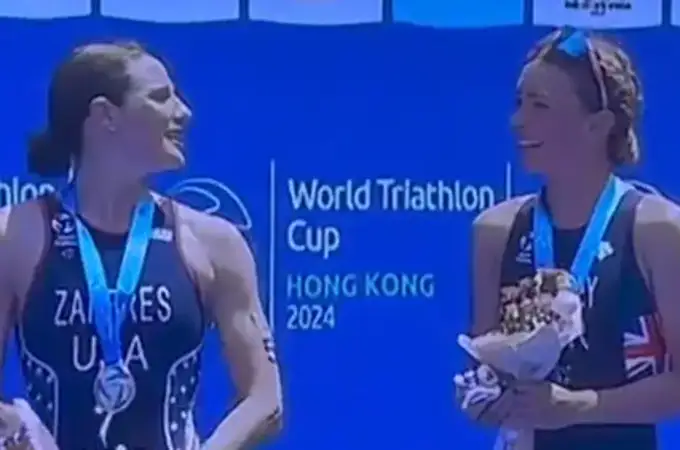 El insólito error con el himno de España en el Mundial de Triatlón en Hong Kong: las caras lo dicen todo
