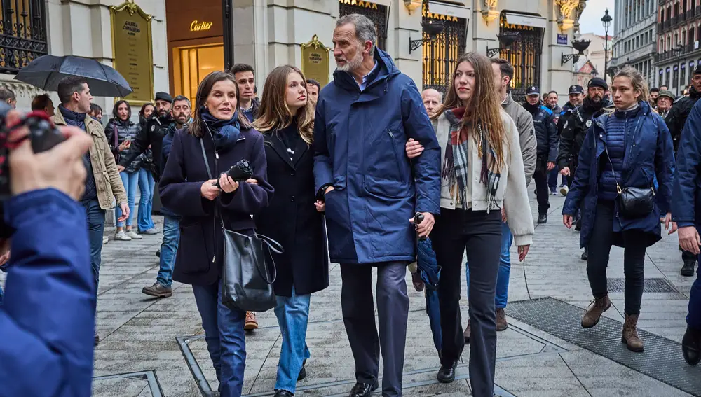 El rey Felipe, la reina Letizia, la princesa Leonor y la infanta Sofía pasean por la calle de Alcalá de Madrid