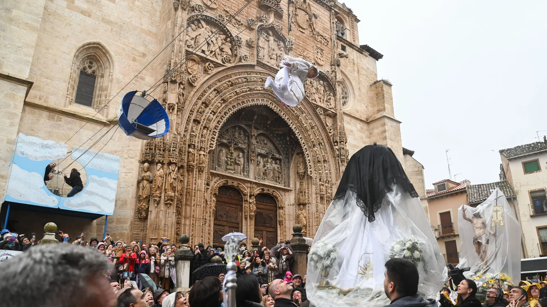 La pequeña Ruth Arnaiz sigue los pasos de su hermana mayor y protagoniza la Bajada del Ángel de Aranda de Duero (Burgos)