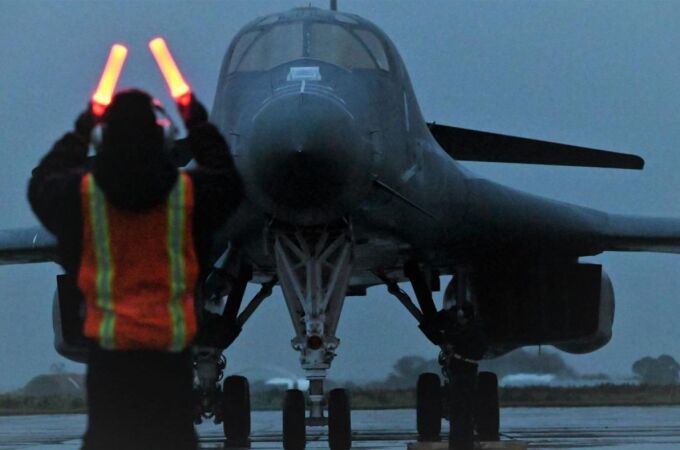 Uno de los B-1B Lancer de la USAF llegando a la base aérea de Morón de la Frontera