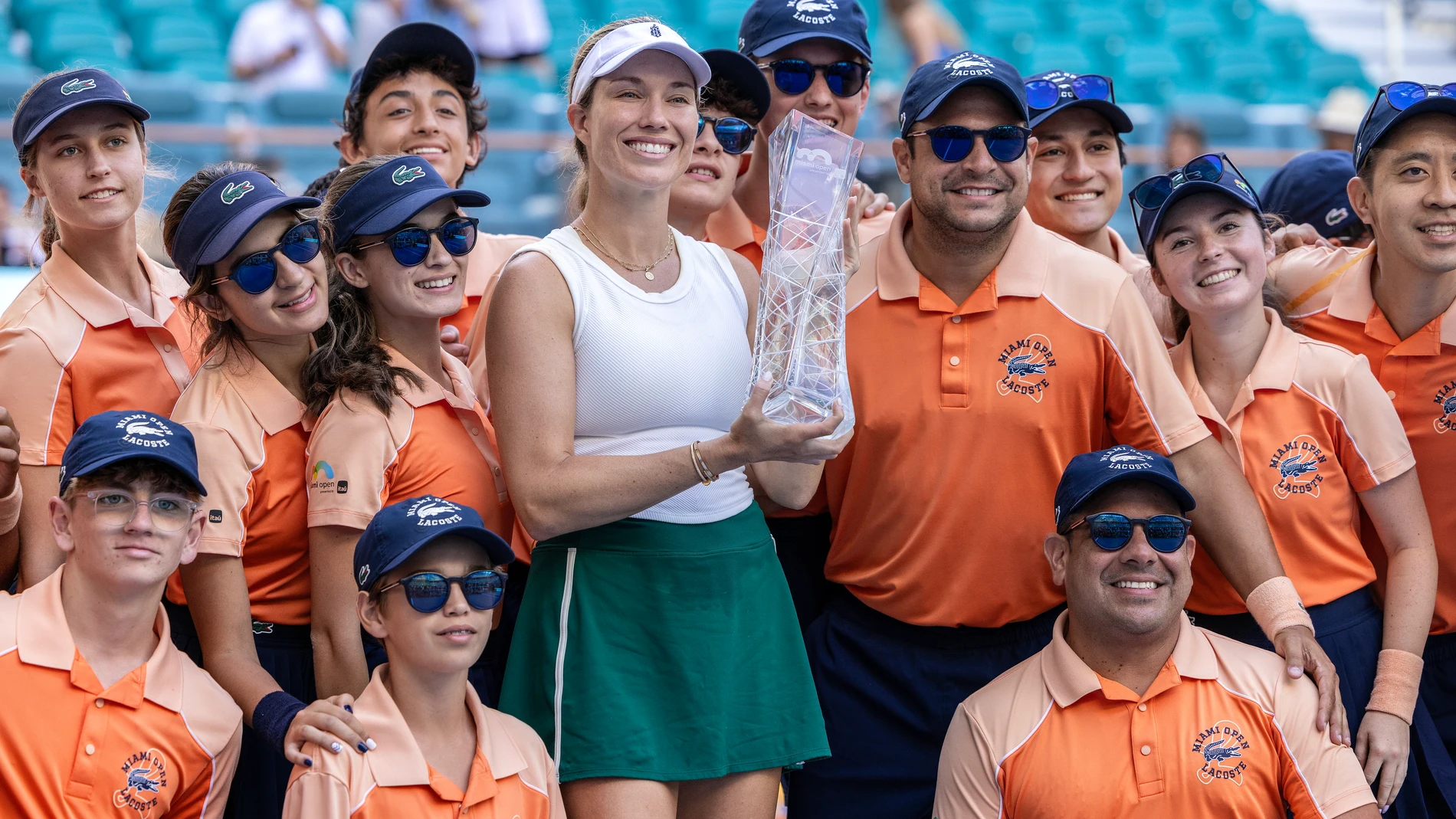 -FOTODELDÍA- Miami (Estados Unidos), 30/03/2024.- Danielle Collins de los EE.UU. posa con las personas de la pelota después de ganar el partido final femenino del torneo de tenis del Abierto de Miami 2024, en Miami, Florida, EE.UU., 30 de marzo de 2024. (Tenis) EFE/EPA/CRISTÓBAL HERRERA-ULASHKEVICH 