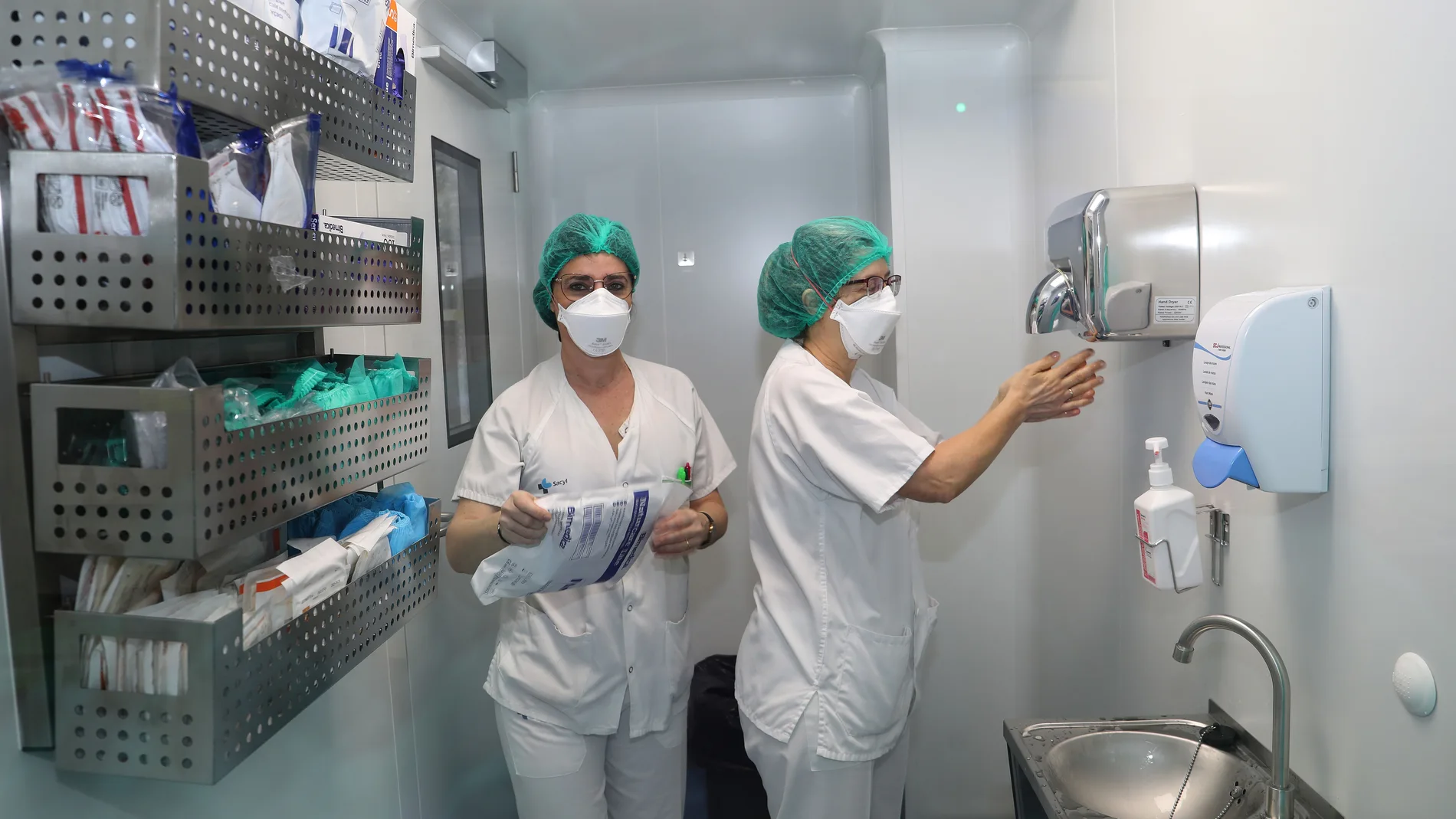 El complejo asistencial inaugura una Sala Blanca completamente aislada y esterilizada para poder preparar de forma segura los medicamentos, especialmente los oncológicos