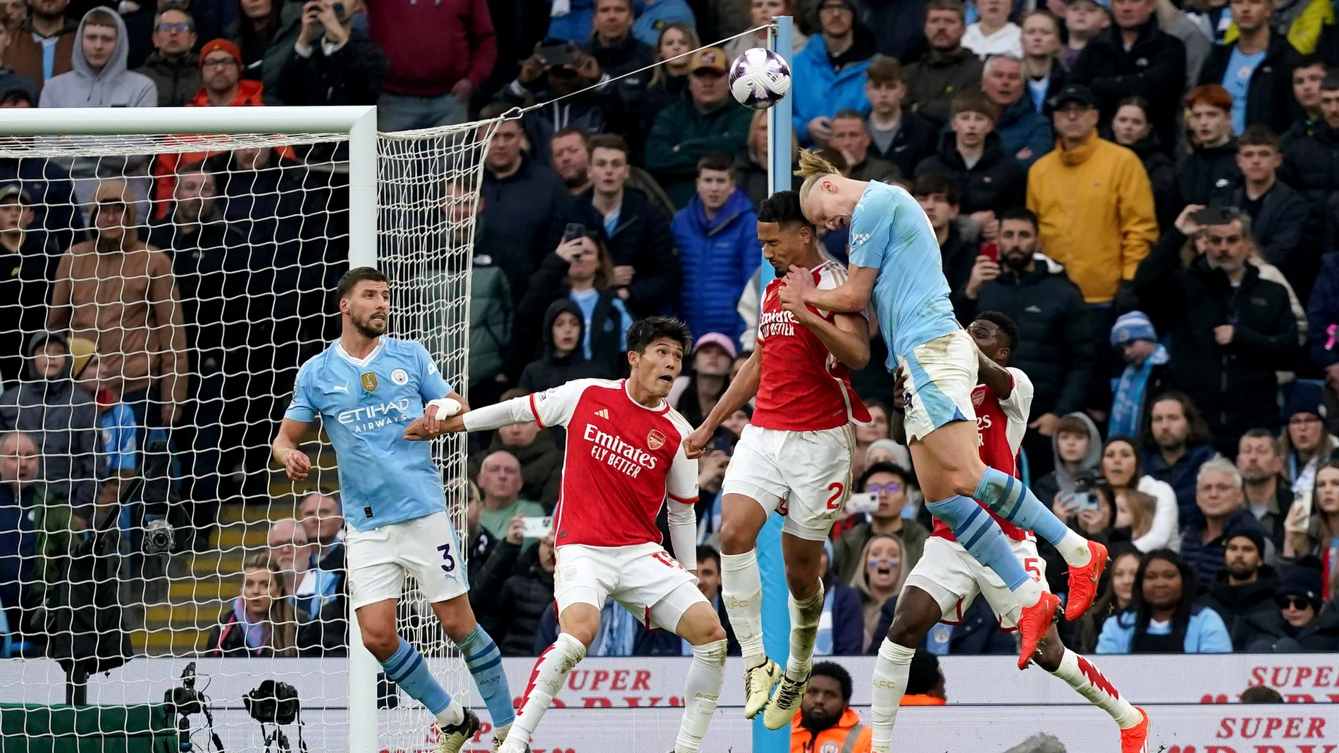 31 March 2024, United Kingdom, Manchester: Manchester City's Erling Haaland (R) wins a header during the English Premier League soccer match between Manchester City and Arsenal at the Etihad Stadium. Photo: Martin Rickett/PA Wire/dpa 31/03/2024 ONLY FOR USE IN SPAIN