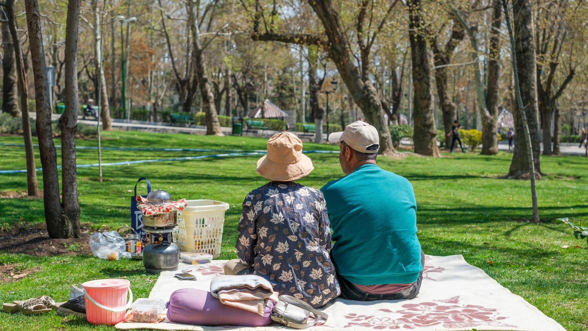TEHERÁN (IRÁN), 01/04/2024.- Una pareja celebra la festividad de Sizdah Bedar, el Día de la Naturaleza, en el parque Mellat de Teherán. Los iraníes celebraron este lunes tímidamente el Sizdah Bedar, el Día de la Naturaleza, dado que esta festividad persa que se celebra con picnics al aire libre coincidió con el Ramadán, en un nuevo roce entre el severo islam de las autoridades del país y el desapego de parte de la población hacia las tradiciones religiosas. EFE/Jaime León 