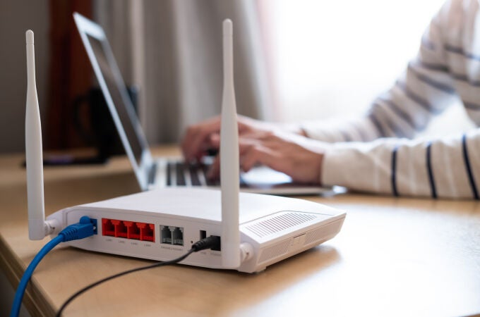 Conectarse a Internet desde casa se puede realizar a través de varios puntos, como la conexión por satélite, el ADSL o la descarga de datos