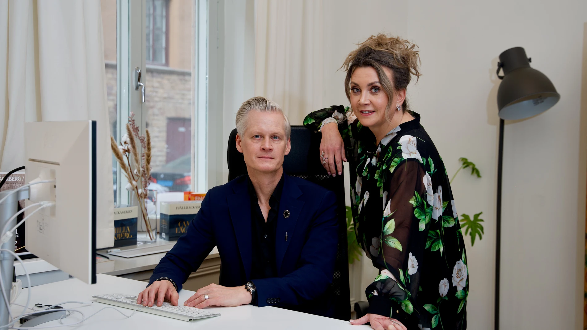 Henrik Fexeus y Camila Läckberg en su agencia literaria de Estocolmo
