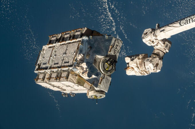Momento en el que el brazo robótico de la Estación espacial Internacional arroja al espacio la plataforma de carga con las baterías gastadas en marzo de 2021.