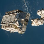 Momento en el que el brazo robótico de la Estación espacial Internacional arroja al espacio la plataforma de carga con las baterías gastadas en marzo de 2021.