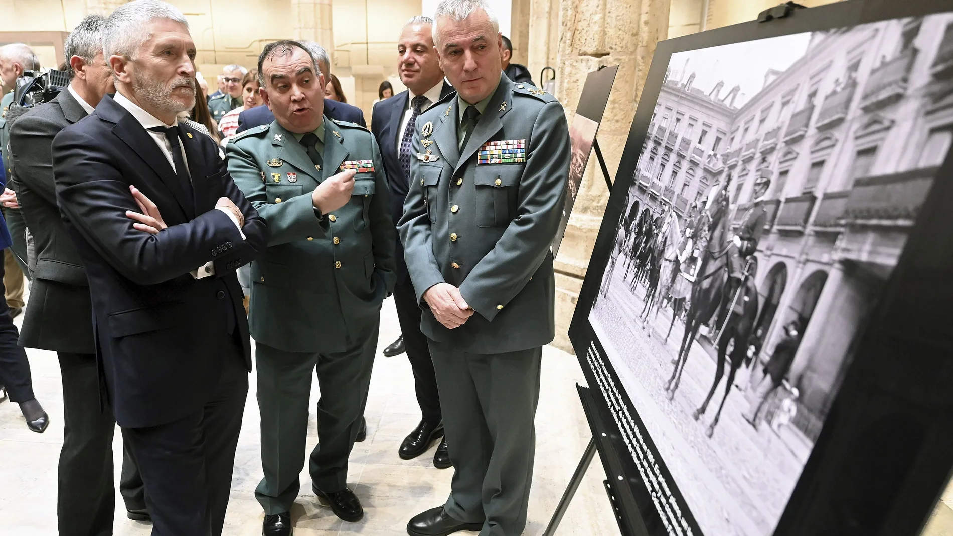 Marlaska inaugura en Burgos el Centro de de Fotografía Histórica de la Guardia Civil que recoge en miles de instantáneas los 180 años de historia del cuerpo