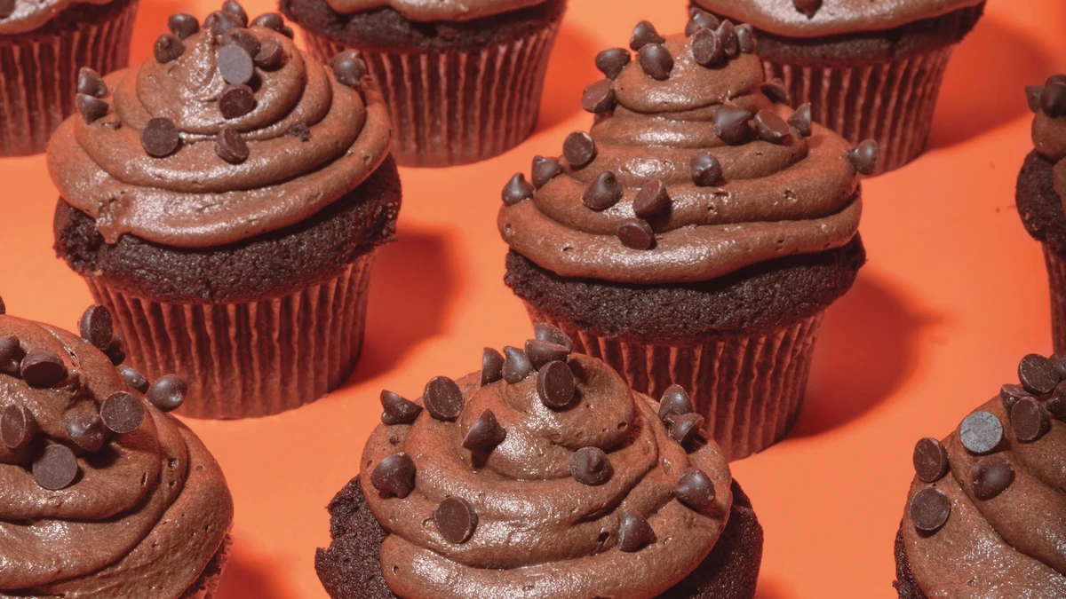 “Cupcakes irresistibles de chocolate”, la receta perfecta de Christina Tosi que no podrás parar de hacer en casa