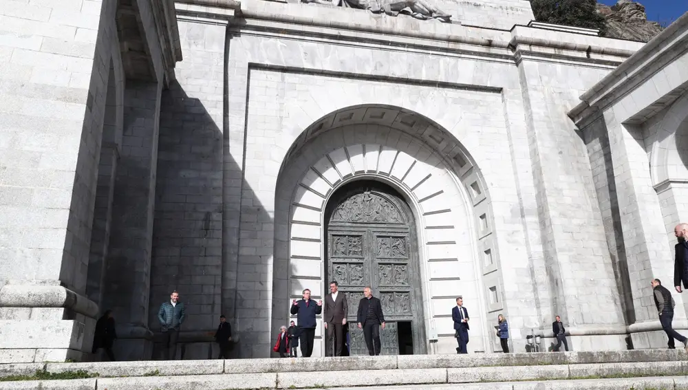 El presidente del Gobierno, con Torres y Martínez, ante la entrada a la Basílica