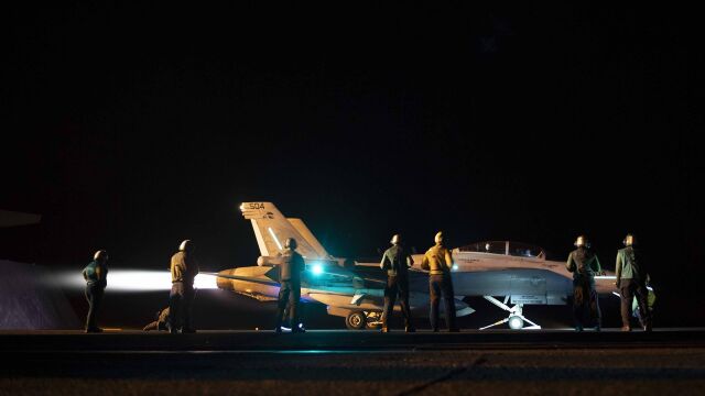 O.Próximo.- EEUU destruye un misil balístico y dos drones lanzados por los hutíes contra un buque militar
