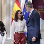 La Reina Letizia con camisa con lazada. 