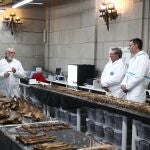 Pedro Sánchez atiende las explicaciones en el laboratorio dentro de las criptas