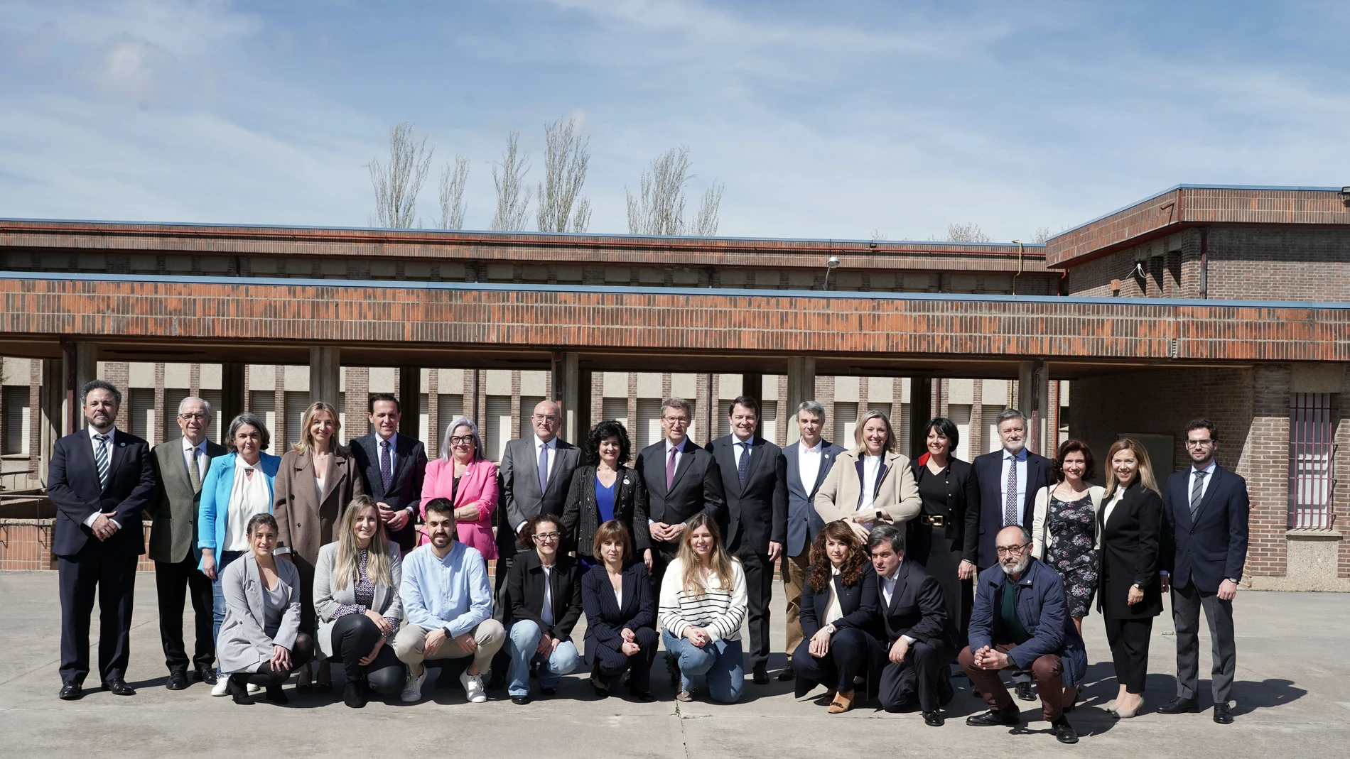 Feijóo y Fernández Mañueco junto con dirigentes populares y trabajadores del centro El Corro de Valladolid