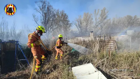 Continúan los trabajos para la extinción del incendio de Vilamarxant (Valencia)