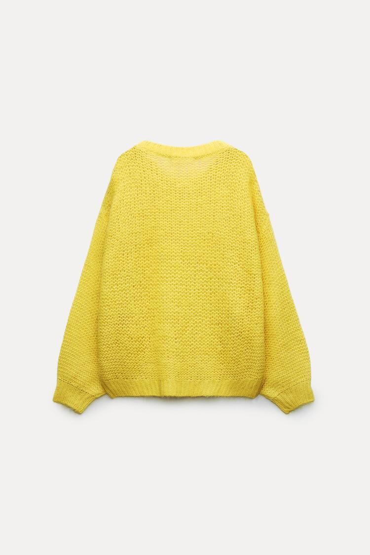 Este jersey amarillo de Zara que ya se ha comprado Amelia Bono es el perfecto para llevar con vaqueros en abril