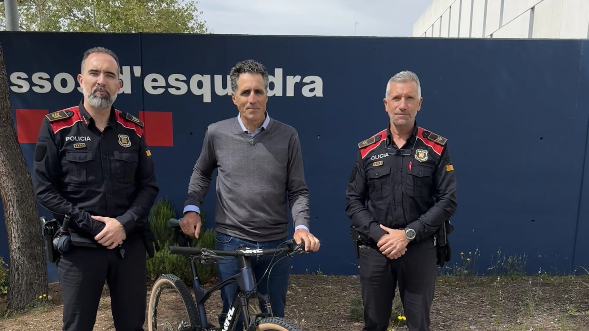 Los agentes de los Mossos y Miguel Induráin con su bici recuperadaMOSSOS05/04/2024