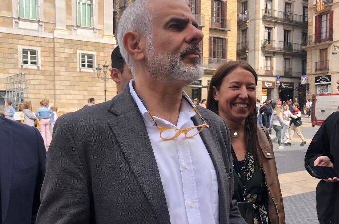 El líder de Cs en Catalunya, Carlos Carrizosa, en declaraciones a periodistas ante el Palau de la Generalitat