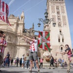 Aficionados al fútbol de Mallorca y Bilbao en Sevilla con motivo de la Copa del Rey