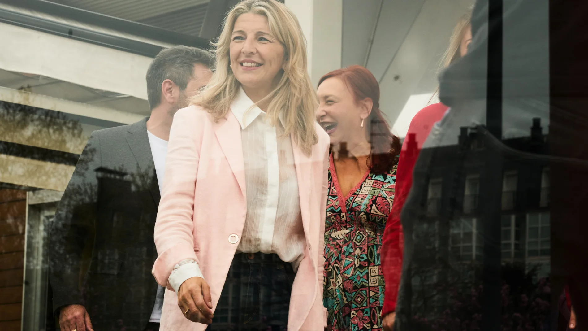 La vicepresidenta segunda y ministra de Trabajo y Economía Social, Yolanda Díaz (c), durante un acto de campaña de Sumar, en el Artium, a 6 de abril de 2024, en Vitoria-Gasteiz, Álava, País Vasco (España). La coalición de Sumar del País Vasco, que aglutina a IU, Berdeak Equo y Más Euskadi, tiene el reto de superar el 3% de voto en todas las circunscripciones para poder optar al reparto de escaños en un contexto de pujanza de EH Bildu y de división de su espacio político. Yolanda Díaz ha parti...