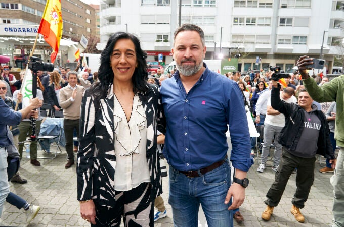 El presidente de Vox, Santiago Abascal, acude a Vitoria para arropar a la candidata a lehendakari y única parlamentaria vasca de esta formación, Amaia Martínez.
