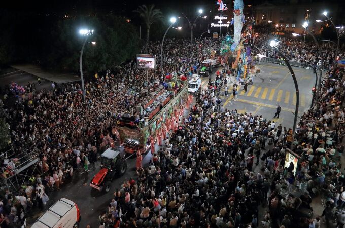 Imagen del desfile del Entierro de la Sardina, acontecimiento que pone el broche final a las Fiestas de Primavera