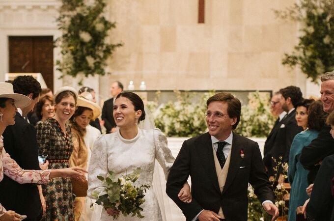 El alcalde de Madrid, José Luis Martínez-Almeida, y la sobrina segunda del Rey Felipe VI, Teresa Urquijo, contraen matrimonio en la parroquia San Francisco de Borja, a 6 de abril de 2024, en Madrid (España). 