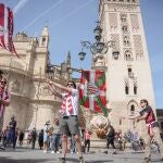 Aficionados del Athletic agitan sus banderas junto a la Giralda en Sevilla