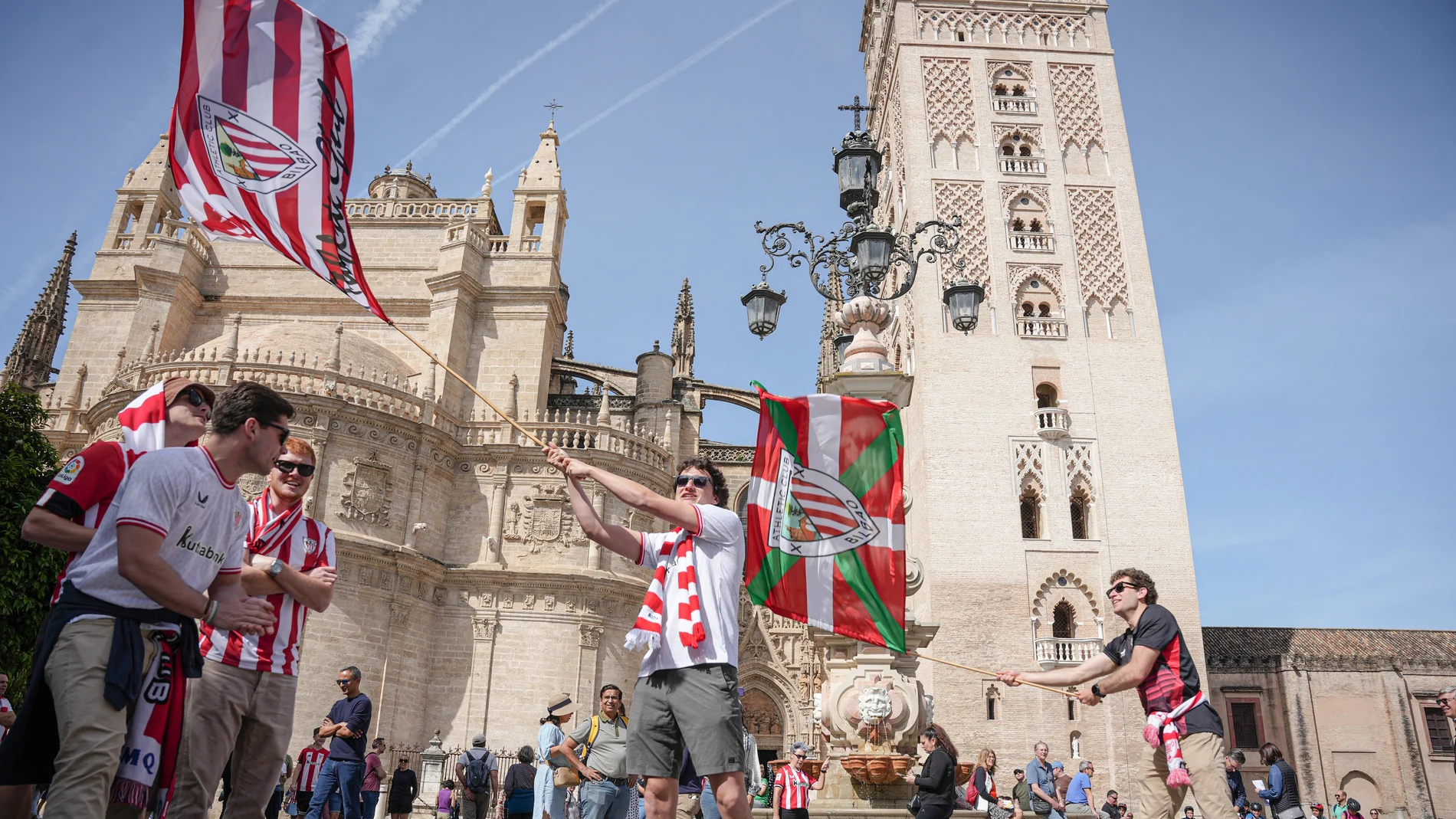 Aficionados del Athletic agitan sus banderas junto a la Giralda en Sevilla