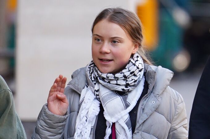 P.Bajos.- Detenida la activista medioambiental Greta Thunberg durante una protesta en La Haya (Países Bajos)