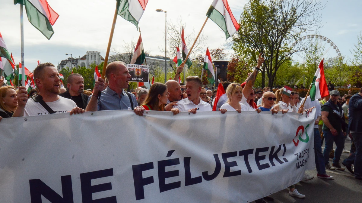 Un nuevo opositor de Orbán moviliza a miles de personas en Budapest para exigir su dimisión