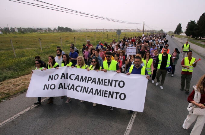 Vecinos de la base aérea de Armilla rechazaron con una marcha un campamento de inmigrantes