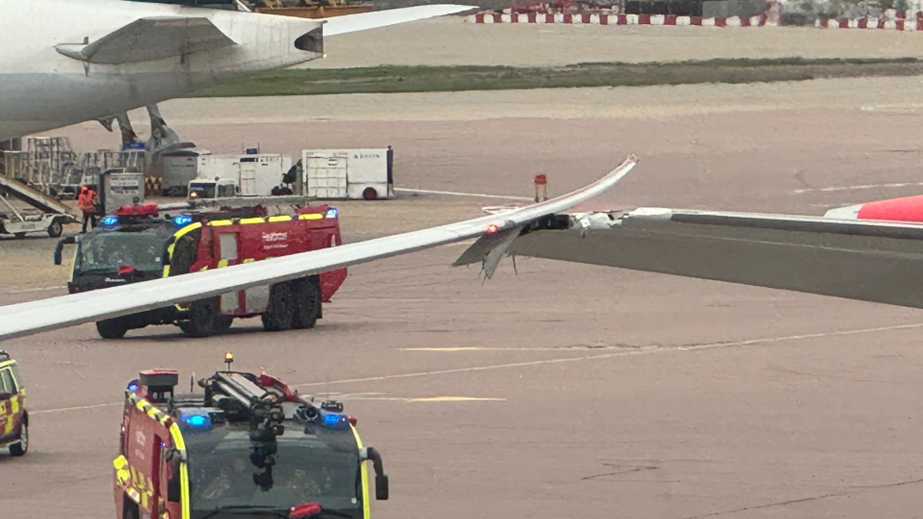 Susto en Heathrow al chocar las alas de dos aviones sin pasajeros en una de las pistas